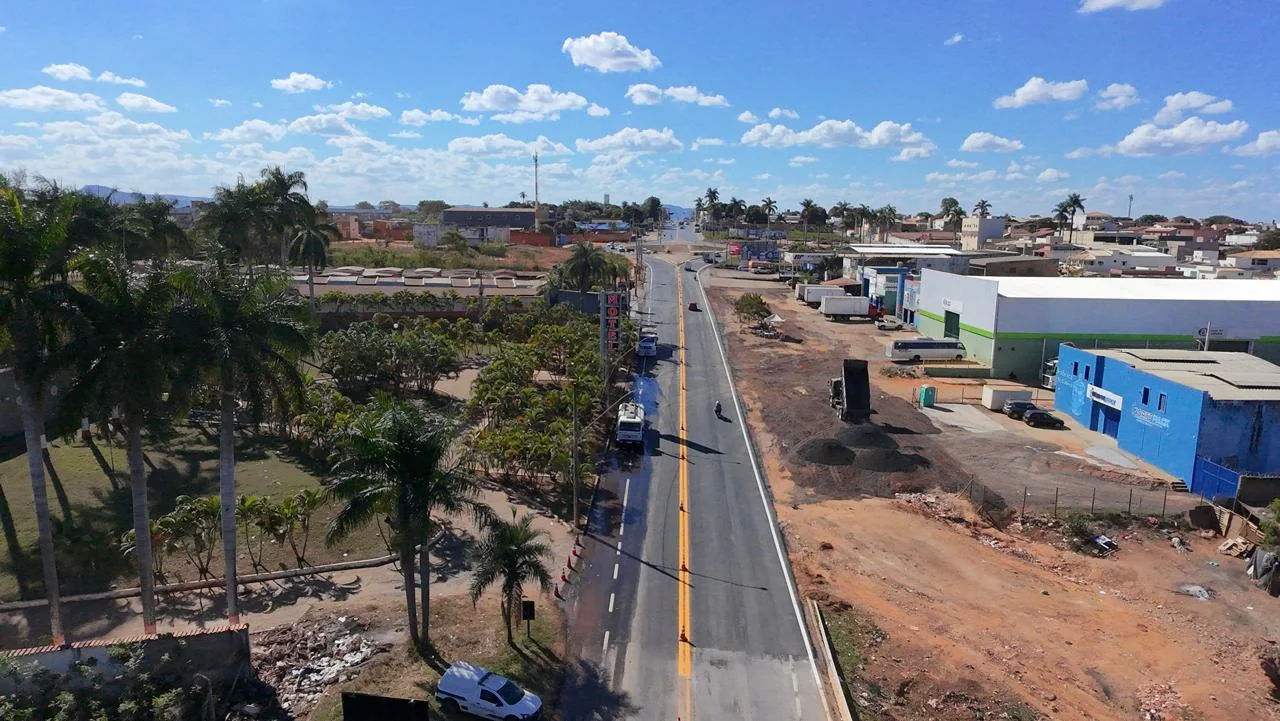 Sinalização horizontal em via urbana