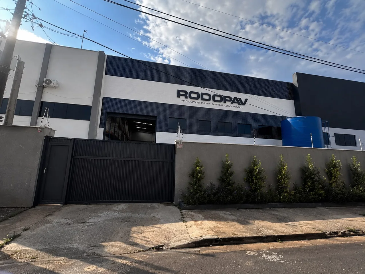 Fachada da fábrica da RODOPAV em Santa Bárbara d'Oeste, SP