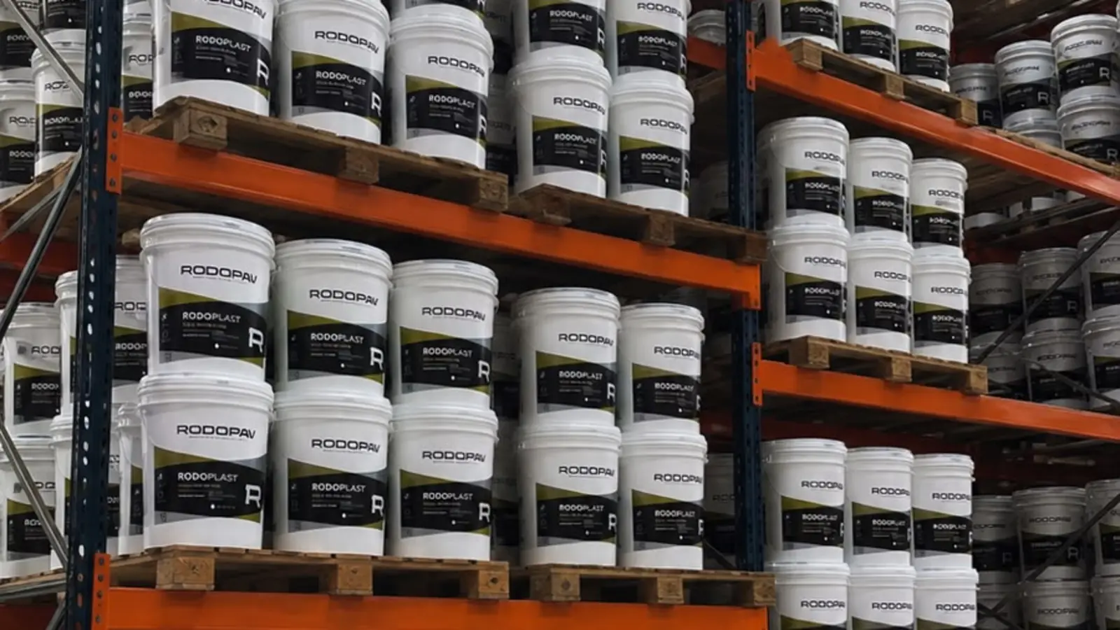 Estoque da fábrica da RODOPAV com baldes de tinta RODOPLAST