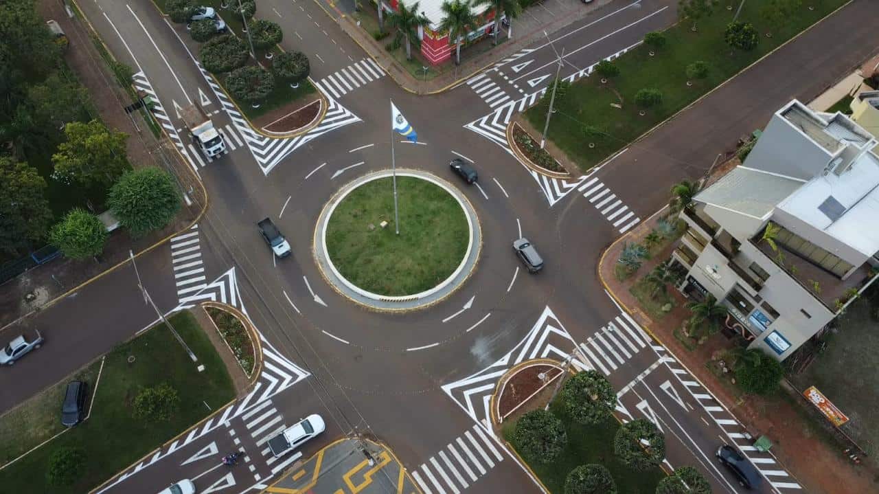 Vista aérea de rotatória com sinalização horizontal