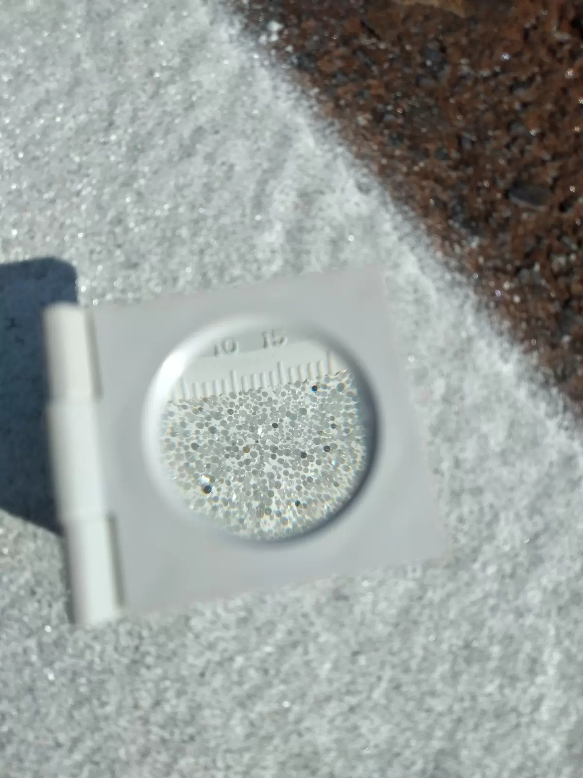 Detalhe de microesferas de vidro para sinalização viária