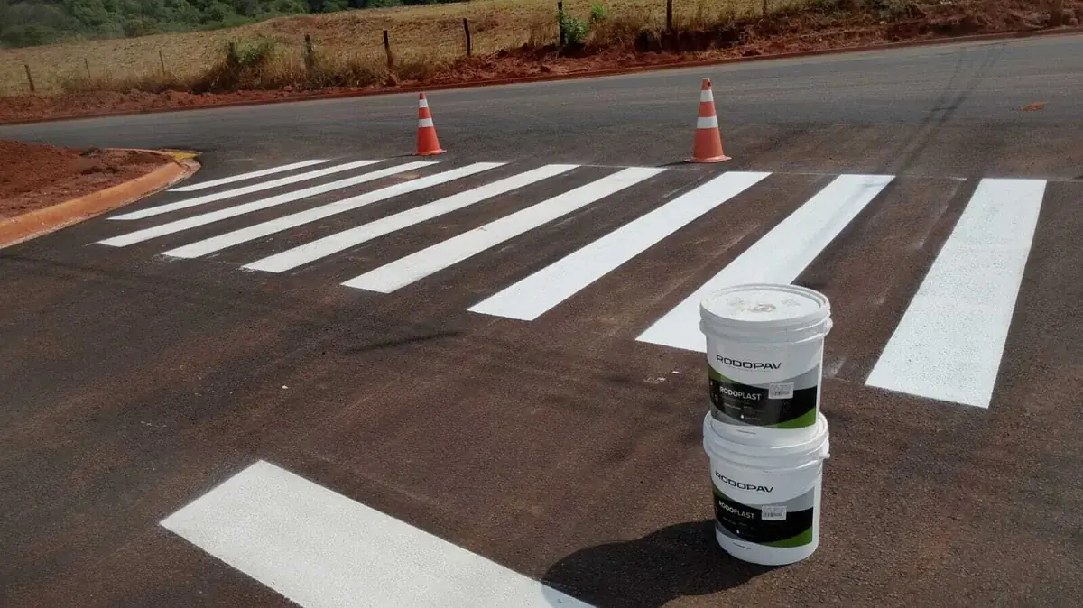 Faixa de pedestres sinalizada com baldes RODOPLAST
